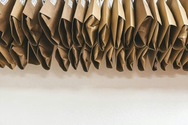“纤手搓来玉数寻，碧油轻蘸嫩黄深。”——泰安馓子